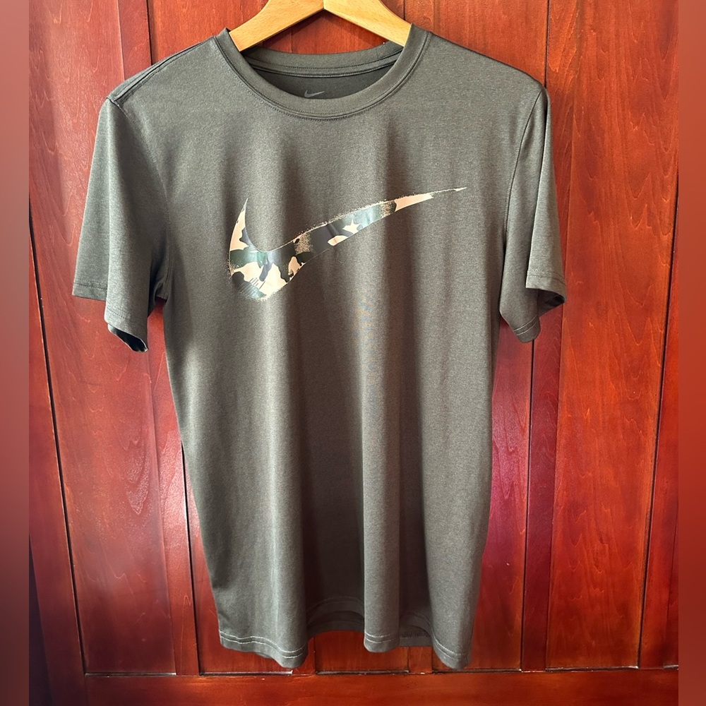 Men’s size small green camo Nike top
